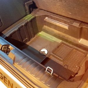 Die Höhle des Puma: Die Box unter der Kofferaumabdeckung wächst auf 145 Liter.(Bild:  Rudolf Huber/SP-X)