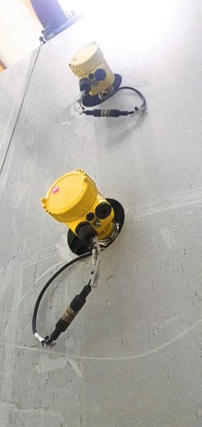 Die Vibrationsgrenzschalter Vegawave detektieren den maximalen Füllstand in der Produktion von EPS-Dämmplatten. (Bild: Vega)