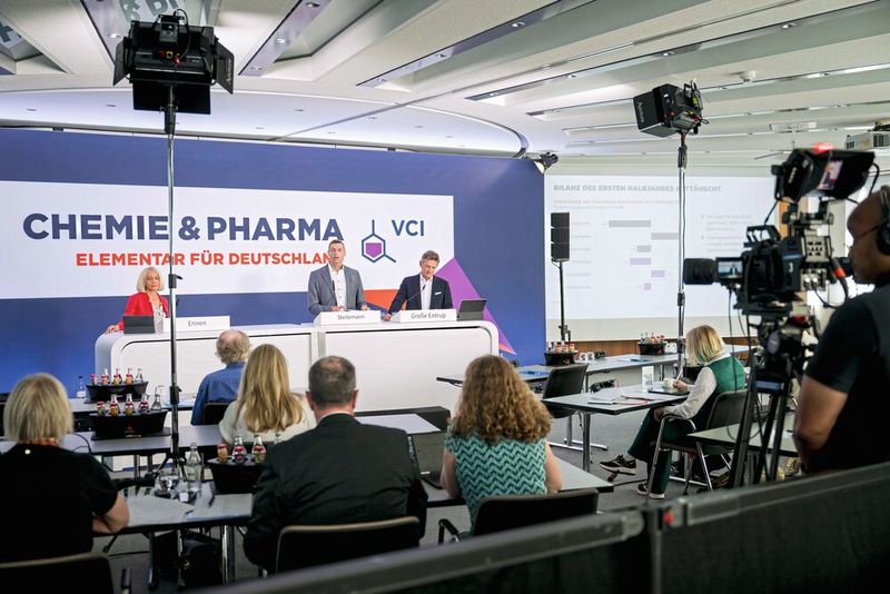 Die chemisch-pharmazeutische Industrie in Deutschland kommt aus der Krise nicht heraus: Zwar entwickelte sich das erste Halbjahr 2026 etwas besser als die zweite Jahreshälfte 2025, von einer nachhaltigen Erholung kann jedoch keine Rede sein.  (Bild: VCI / Thomas Lohnes)