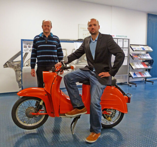 Der Diplomand Thorsten Schmutz (re.) ersetzte unter der Leitung des betreuenden Professors Dr. Christoph Bunsen beim Motorroller „Schwalbe“ den Zweitaktmotor durch einen Elektroantrieb. (Bild: FHWS/Klein)