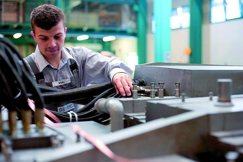 Bild 3: Bei der Herstellung des Mineralgussrohlings werden bereits Funktionselemente wie Gewinde und Leitungen in das Gestell integriert. Das Ergebnis ist ein montagefertiges Produkt. Bild: Epucret (Archiv: Vogel Business Media)