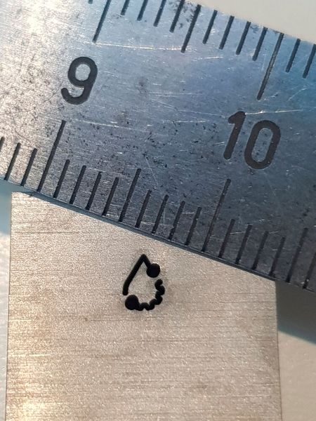 Miniaturisiertes Novajet-Logo, geschnitten in 5 mm Edelstahl.  (Bild: Novajet)