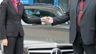 Neues Auto für das Bildungszentrum: Astrid Stolze, Leiterin der Mercedes-Benz-Niederlassung Magdeburg, überreicht BTZ-Leiter Uwe Rokosch die Schlüssel. (Foto: BTZ)