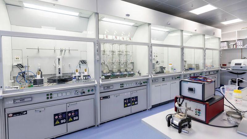 Nasschemische Analysengeräte zur Quantifizierung der Batterieinhaltsstoffe. (Bild:ampnet/Volkswagen AG)