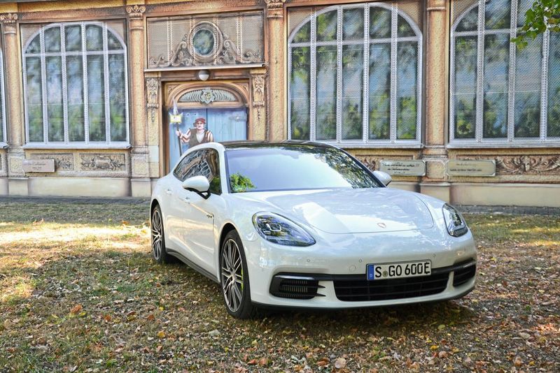 Die Systemleistung des Teilzeit-Stromers liegt bei 462 PS, der Elektromotor alleine kommt auf 136 PS. (Simon / »kfz-betrieb«)