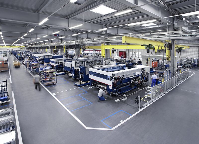 Montage von 2-D-Laserschneidmaschinen im Werk von Trumpf in Grüsch (Schweiz) (Bild: Trumpf)