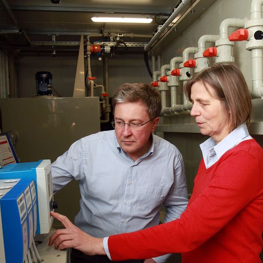 Das Forscherteam um Prof. Sergiy Antonyuk und Prof. Heidrun Steinmetz arbeitet an verfahrenstechnischen Grundlagen, um Phosphor und weitere Rohstoffe aus Abwasserströmen und Klärschlamm zu erschließen.(Bild:  RPTU, Koziel)
