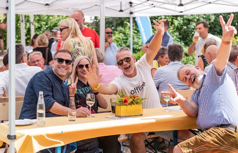 Tolle Stimmung bei der Gartenparty: Stefan Schwarz (ALSO), Kerstin Gruchala (ALSO), Dirk Nesner (Brand.Store Bielefeld), Helmut Weiss (Agelero Landshut)  (Bild: CPN)