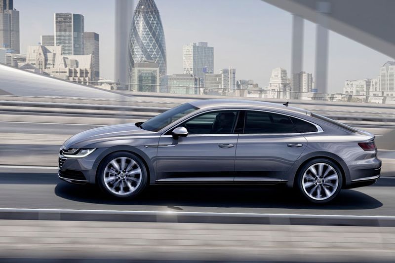 Preise für den fünftürigen Fastback nennt der Autobauer noch nicht. (VW)