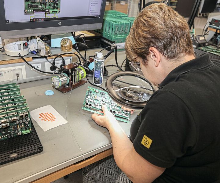 Bachmann electronic zeichnet sich durch eine sehr hohe Fertigungstiefe aus. (Bild: Bachmann electronic)