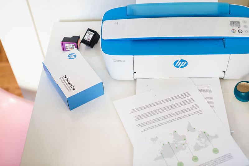Mit dem Tinten-Lieferservice HP Instant Ink können sich Anwender die Tintenpatronen direkt nach Hause liefern lassen. Der Dienst deckt auch das Recycling ab und ist mit drei verschiedenen Monatstarifen buchbar. (HP)