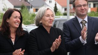 Die Unternehmerfamilie Pilz (Susanne Kunschert, Renate Pilz und Thomas Pilz) bedanken sich herzlich für die Rede des Oberbürgermeisters von Ostfildern Christof Bolay anlässlich des Spatenstichs des Peter Pilz Produktions- und Logistikzentrums. (Bild: Reinhold Schäfer)