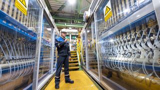 Covestro benötigt für den Betrieb seiner Anlagen große Mengen Energie – wie hier in der Chlorelektrolyse. Der Strom dafür soll bis 2035 zu 100 % aus erneuerbaren Quellen kommen.  (Bild: Covestro)