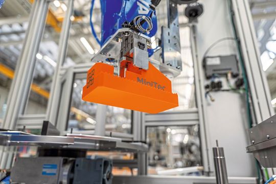 Ein überdimensionaler Minitec-Profilverbinder dient in der Anlage als Handlingobjekt.(Bild:  Minitec)