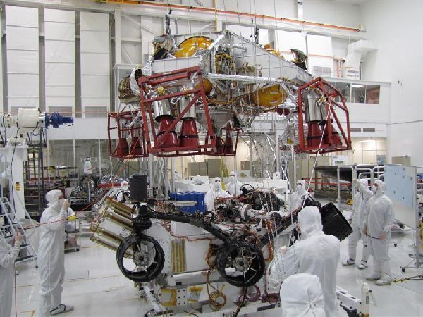 Landung per Skycrane: Die letzten Sekunden vor dem Aufsetzen hängt Curiosity unterhalb der Descent-Stage, die den Fall durch ihre Retro-Raketen abbremsen wird. (Archiv: Vogel Business Media)