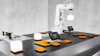 Magnetschwebetechnik: Shuttles mit integrierten Permanentmagneten bewegen sich berührungslos auf einer Fläche aus Motorsegmenten. (B&R)