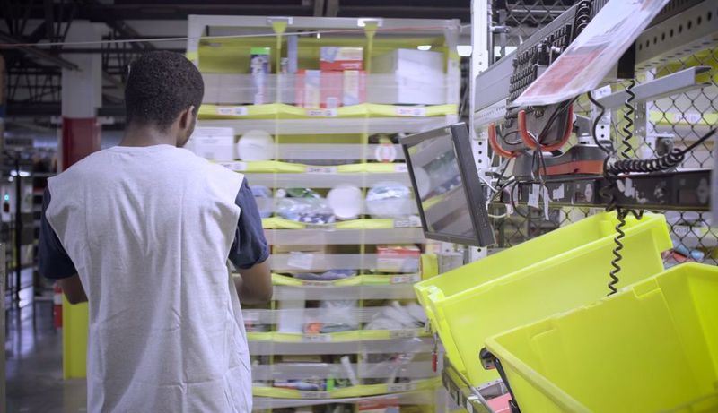 Amazon Fulfilment Center: Roboter-Regale bringen die Ware zum Mitarbeiter (Bild: Amazon)