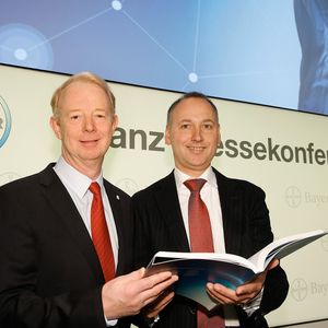 Dr. Marijn Dekkers, Vorsitzender des Vorstands von Bayer (links im Bild) und Finanzvorstand Werner Baumann stellen auf der Bilanz-Pressekonferenz am 28.02.2014 in Leverkusen den Geschäftsbericht des Jahres 2013 vor.