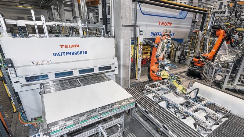 Automatisiert von Platten zu komplexen Bauteilen: Im SMC-Verfahren fertigt Teijin in Tschechien Batterieabdeckungen aus duroplastischen, mit Fasern verstärkten Kunststoffen. (Bild: Dieffenbacher)