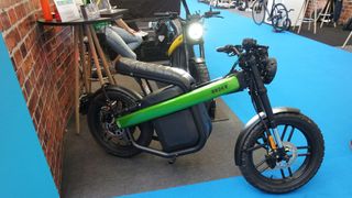 Die E-Mofas von Brekr verzichten auf Pedalantriebe und müssen insofern als elektrische Leichtkrafträder zugelassen werden. (Bild: Mario Hommen / sp-x)