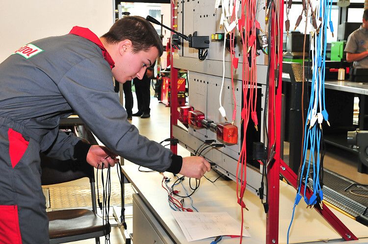 Lukas Ziegler steckt die Leitungen der Beleuchtungsanlage... (Foto: Schmidt)
