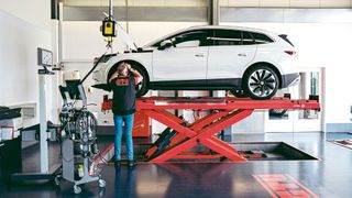 Durch den wachsenden Anteil von E-Fahrzeugen erhält die seit Langem geführte Diskussion um die Zukunft der HU eine neue Qualität. (Bild: Christof Wolf/GTÜ)