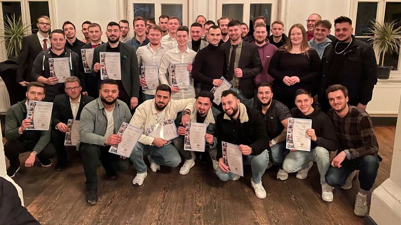 Obermeister Wolfgang Holze von der Kfz-Innung Hildesheim sprach 37 junge Kfz-Gesellen frei. Holze beschrieb zunächst die Veränderungen des Berufes in technischer und gesellschaftlicher Sicht vom Kfz-Mechaniker und Kfz-Elektriker hin zum heutigen Kraftfahrzeugmechatroniker und erinnerte an den Ursprung der Zeremonie. Danach überreichte er gemeinsam mit dem Prüfungsvorsitzenden Busche die begehrten Gesellenbriefe und Prüfungszeugnisse. Die Berufsschullehrer Klaus Trojok und Stefan Kroll, Werner-von-Siemens-Schule Hildesheim, und Stefan Diehl, BBS Alfeld, händigten ihren nun ehemaligen Schülern die Schulzeugnisse aus. Als Prüfungsbester wurde Robert Uhde geehrt.  (Bild: Kfz-Innung Hildesheim)