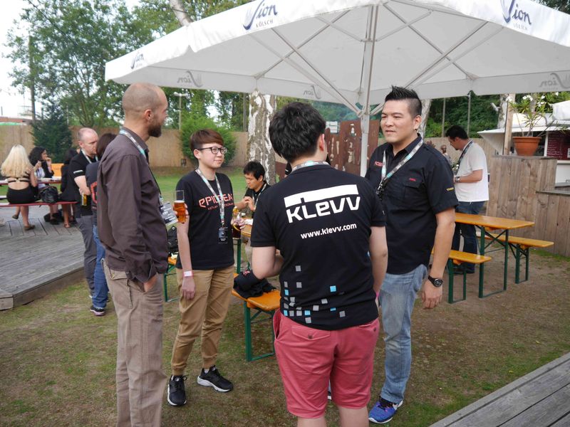 (v. l.) Jens Becker (S&K) Aurora Chen und Hank Cheng (beide EpicGear) (Bild: DC-Club)