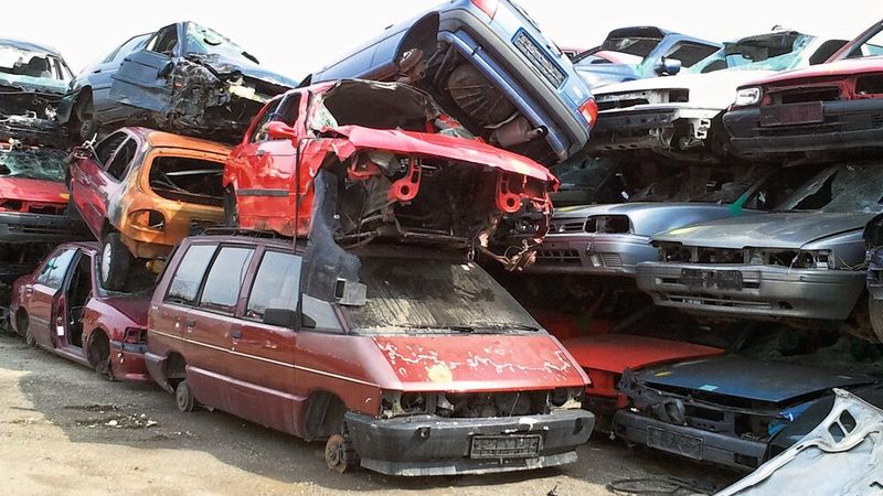 Neue Abwrackprämie oder ein Technologie-Wettlauf um die Gunst der Kunden – Hersteller und Politik suchen nach einem Weg, die Krise der europäischen Autoindustrie zu beenden.(Bild:  Schrottplatz /senden9 / CC BY-SA 2.0)