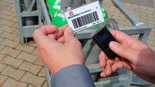 Der Anwender scannt eine Steuerkarte oder eine Kundenkarte direkt zu einem SAP-Auftrag. (Westfalen)