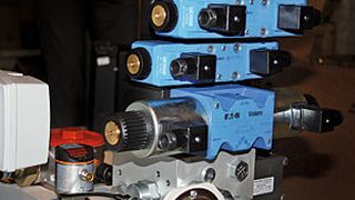 Bild 1: Einschraub-Proportionalventile in Steuerblöcken übernehmen die funktionelle Anpassung universeller Hydraulikaggregate. Mit wenig Aufwand werden unterschiedliche Schaltungen installiert. (Bild: Hydrodream)