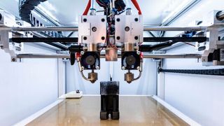 Robotergreifer in einem Fertigungsschritt können Forscher des Fraunhofer IPA mit dem sogenannten additiven Freiformgießen herstellen. (Fraunhofer IPA/Foto: Rainer Bez)