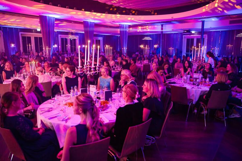 Die Gäste freuen sich auf den Abend und sind gespannt, wer das Rennen um die »IT-Women of the Year« macht. (Bild: www.hamann.photo)