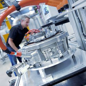 Der deutsche Maschinenbau blickt zuversichtlich in die Zukunft: 77 % der befragten Führungskräfte rechnen mit einer positiven Umsatzentwicklung für 2014.