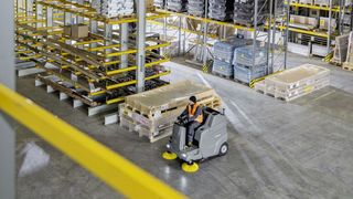 Diese Akku-Kehrmaschine von Kärcher erlaubt einen guten Überblick und verfügt über eine Seitenbesen-Drehzahlregulierung, wodurch weniger Staub aufgewirbelt wird. Mit dem Modell KM 100/120 R Bp Pack lassen sich etwa zweieinhalb Fußballfelder pro Ladung kehren. (Bild: Kärcher)