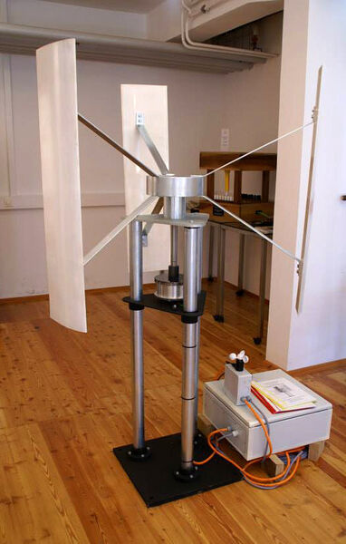 Die Windkraftanlage mit den vertikal angeordneten Rotorblättern kann bei zu starkem Wind nicht überbeansprucht werden, sie ist sturmsicher. (Bild: Werkschulheim Felbertal)
