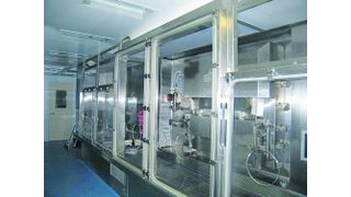 Um Personenschutz zu gewährleisten, werden die Werkbänke geschlossen als Restricted Acess Barrier System (RABS) betrieben. Bilder: Reinraumtechnik Ulm (Archiv: Vogel Business Media)