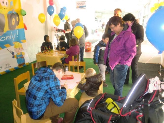 Bei der „Baustellen-Rallye“ verweilten nicht nur die kleinen Besucher mehrere Stunden bei Heidenreich. (Foto: Heidenreich)