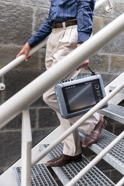 Ohne Akku wiegt das Gerät knapp 2,6 kg. Voll bestückt mit Akku und zwei 4-Kanal-Modulen kommt die Messeinheit auf knapp 4 kg. (Yokogawa)