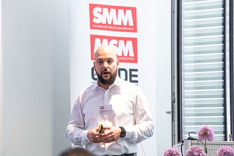 Fabian Tischler, Gebietsvertriebsleiter bei Open Mind zeigte auf wie mit einer durchgängigen CAM-Komplettlösung die Qualität der CNC-Bearbeitung erhöht, die Durchlaufzeiten reduziert und die Produktivität gesteigert werden kann. (Bild: Thomas Entzeroth)