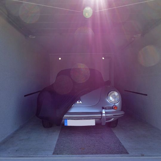 Dieser Porsche 356 wartet unter einem Staubschutz auf die Abholung. (Bild:  Schreiner/»kfz-betrieb«)