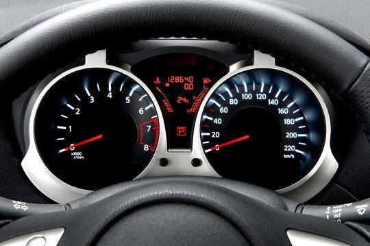 Die Rundinstrumente hinter dem Lenkrad versorgen den Fahrer stets mit den wichtigsten Fahrdaten. (Archiv: Vogel Business Media)