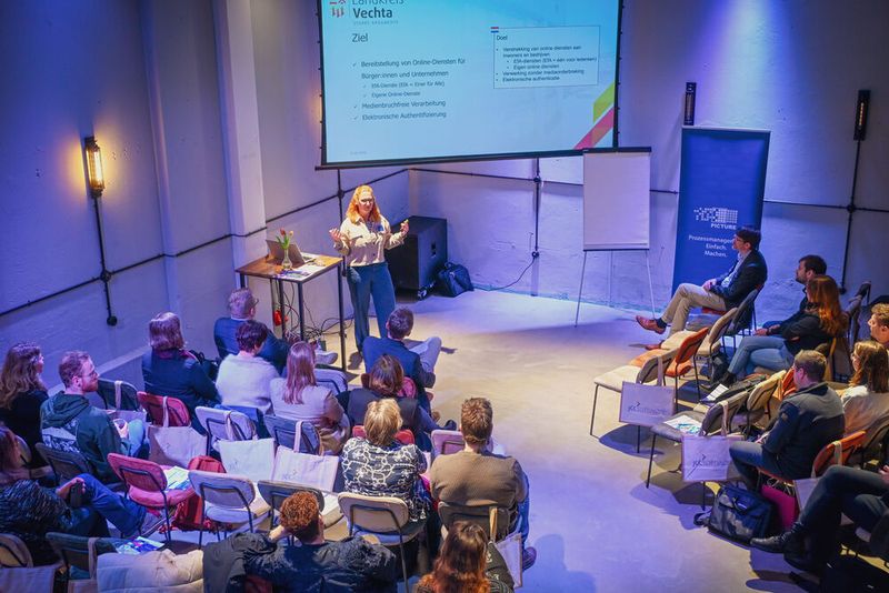 Zahlreiche Vertreter aus niederländischen wie deutschen Kommunen hatten sich in der Puddingfabriek in Groningen versammelt ... (Bild: Juliane Buch / Smart Documents)