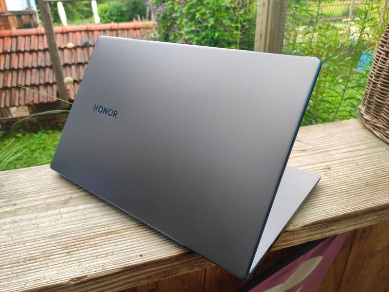 Das Gehäuse des MagicBook 15 ist an den Kanten mit einem blau schimmernden Diamantschliff versehen. (Bild: Vogel IT-Medien)