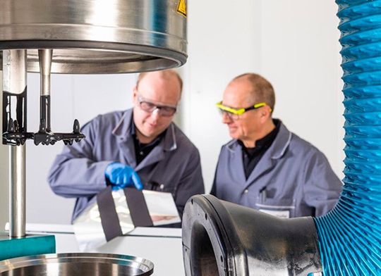 Technology development in the field of electrode coating for aluminum-ion battery cells in the BALU consortia project..jpg(Source:  Jürgen Lösel / Fraunhofer IKTS)