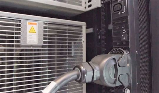 Harting hat bewiesen, dass man mit der richtigen Steckertechnik (wie hier mit dem System Han-Eco) im Rechenzentrum nur noch halb soviel Energie aufwenden muss als mit üblichen CCE-Steckern. Lesen Sie hier, was das bedeutet... Harting hat bewiesen, dass man mit der richtigen Steckertechnik (wie hier mit dem System Han-Eco) im Rechenzentrum nur noch halb soviel Energie aufwenden muss als mit üblichen CCE-Steckern. Lesen Sie hier, was das bedeutet...