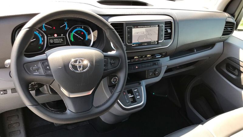 Spartanisch aber nicht billig. Das Interieur der Transporter-Variante ist wertig verarbeitet und das Navigationssystem lässt sich intuitiv bedienen. (Bild: »kfz-betrieb« / Schweitzer)