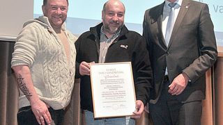 Ein Beispiel, wie man über lange Zeit erfolgreich bleibt: (v. li.) Halil und Ismail Cankaya, erhalten die Ehrenurkunde „für meisterlisches Schaffen“ zum 25-jährigen Bestehen ihres Betriebs von Obermeister René Gravendyk. (Bild: Zietz)