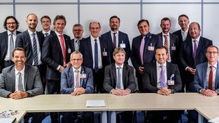 Die FEV-Gruppe hat die EVA Fahrzeugtechnik erworben. Im Bild (sitzend von links nach rechts): der bisherige Gesellschafter Werner Irrgang, Professor Stefan Pischinger, President und CEO der FEV Group, der scheidende EVA-Gesellschafter Michael Schirrmeister, Sami Sagur, CFO der FEV Group, sowie Marcus Mülleneisen, Geschäftsführer der EVA Fahrzeugtechnik GmbH. (FEV)