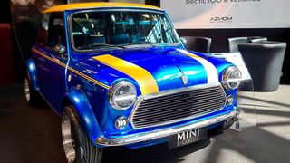 Aznom hat einen alten Mini mit seinem E-Umbau-Kit „Toys 4 Boys“ ausgestattet. (Bild: Aznom Automotive)